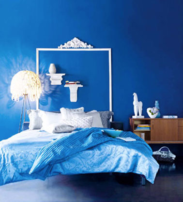 Une tête de lit qui imprime un style baroque dans cette chambre bleu et blanche. Sur le mur peint en bleu Marmara, le cadre de la tête de lit est formé à l'aide de baguettes de bois moulurées et peintes en blanc. Pour reprendre l'esprit des têtes de lit de nos grands-mères, une frise en staff est collée sur le dessus de la tête de lit