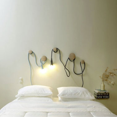 Une Tête de lit lumineuse. Pour la fabriquer, rien de plus simple : 5 patères en bois naturel et une baladeuse ampoules basse tension