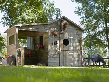 Cabane en bois brut pour un esprit ranch dans le jardin