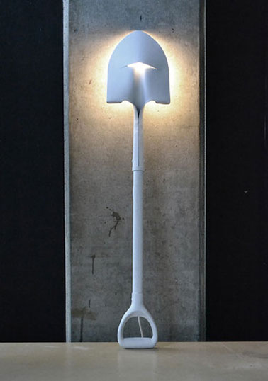 lampadaire design pour le salon à fabriquer soi-même avec une pelle de jardin et de la peinture aérosol