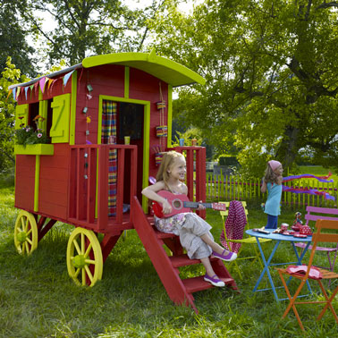 Une cabane en bois qui se fait roulotte pour le plaisir des enfants