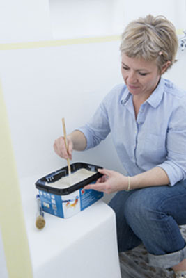 Mélanger la peinture Hydroactiv V33 dans le pot à l'aide d'une baguette bois. Bien remuer pour obtenir une peinture homogène