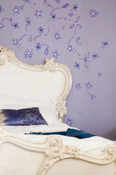 Déco chambre harmonie de violet. Lavande, une nouvelle couleur de peinture pour peindre la chambre. Pour renforcer l'ambiance féminine, des fleurs sont peintes sur le mur avec un violet plus soutenu