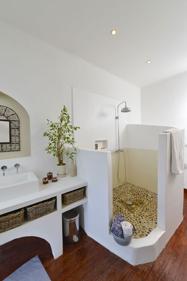 Repeindre une salle de bain en 8 étapes Peinture pour peindre douche et salle de bain sans carrelage. Hydroactiv de V33 une peinture étanche pour les pièces d'eau