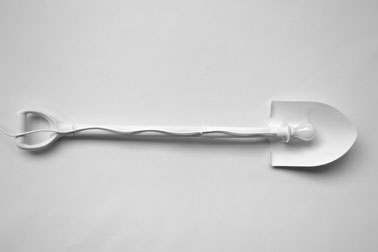Dernière étape pour fabriquer un lampadaire design, peindre la pelle avec peinture haute température en aérosol de couleur blanche