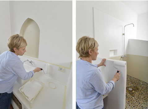 Peindre la salle de bain et la douche avec la deuxième couleur de peinture
