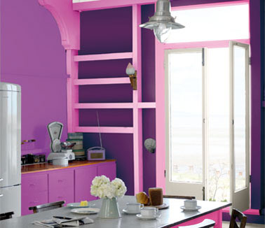 Déco cuisine à la campagne rose et violet style girly. Peinture meubles et murs couleur rose et violet. Table pieds rose, plateau peinture grise