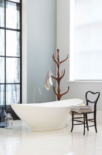 salle de bain zen en deux nuances de peinture grise Une déco de salle de bain zen avec les murs peints en deux nuances de gris et le parquet repeint en blanc légèrement teinté de gris. Peinture Little Greene