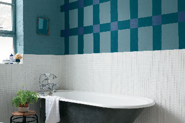 De la peinture pour un trompe l'oeil de carrelage salle de bain La peinture offre un tas d'idées créatives dans la salle de bain ! Ici, trois nuances de bleu vert pour imiter du carrelage mural en peignant de grands rectangles croisés de vert foncé réalisés avec la Gamme Echappée Peinture Astral