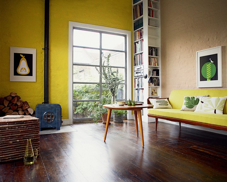 peinture salon couleur jaune et beige une peinture salon de couleur jaune sur un mur reveille les couleurs terre des autres murs