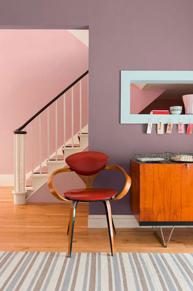 Déco rose et violet dans salon et couloir. Peinture salon et couloir dans une belle harmonie de couleurs entre violet et rose pour une déco raffinée