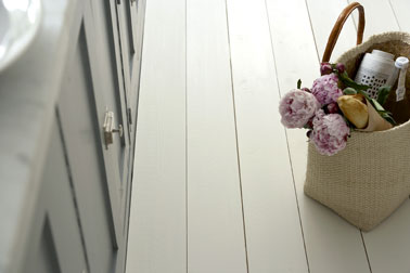 peindre le sol de la cuisine pour la relooker facilement avec une peinture sol Little Greene