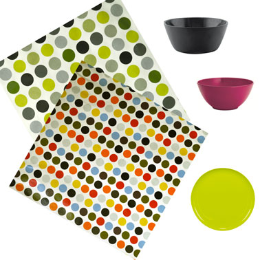 apporter de la couleur dans la cuisine avec une toile cirée tendance et de la vaisselle couleur