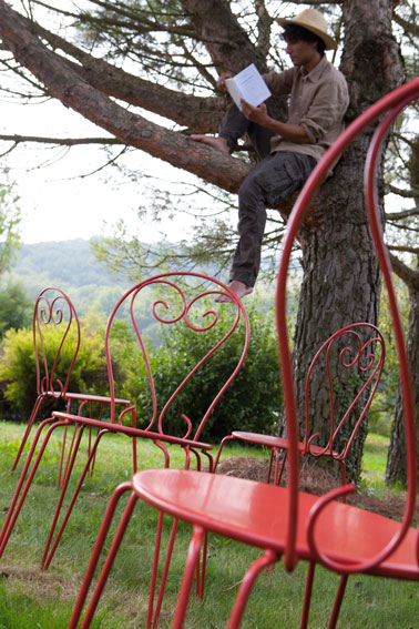 repeindre salon de jardin en fer et rouillé avec peinture fer application directe couleur rouge piment V33