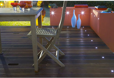 Luminaire pour sol terrasse bois. Spot blanc à encastrer  dans support bois. Ampoules LED