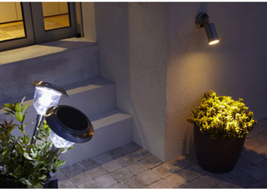 Spot extérieur solaire et ampoule LED blanche. Finition inox