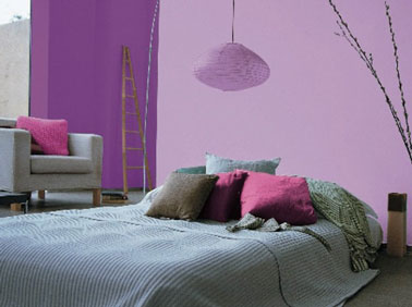 Déco chambre tendance, couleur parme et lavande associées à couvre lit et coussins vert pour une ambiance féminine style japonaise