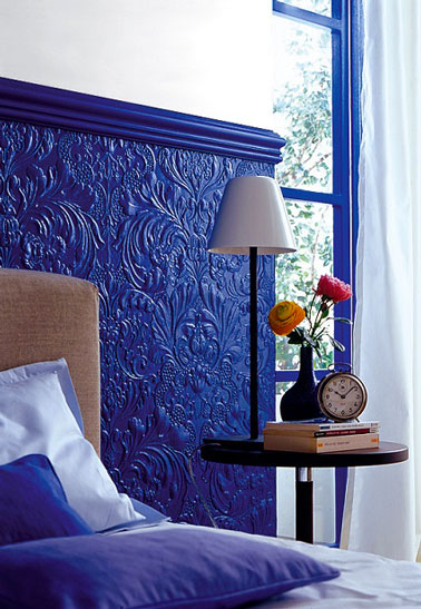 Tête de lit peinte en bleu klein fabriquée avec du papier peint 3D et baguettes moulure bois.