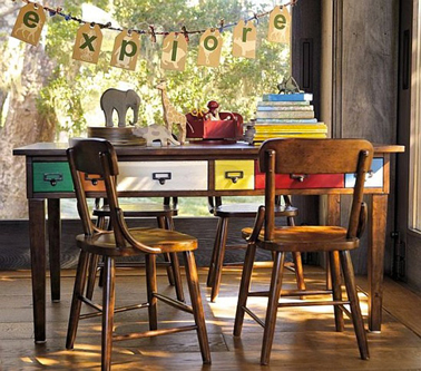 Déco chambre ado avec un bureau vintage en bois. Les tiroirs sont peints en 6 couleurs différentes pour une note ludique 