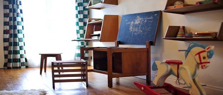 Idée déco de chambre d'enfant et d'ado aménagée avec un bureau d'écolier en bois stylé et de bureau et chaise vintage en formica.