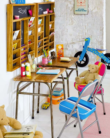 Déco chambre enfant. Bureau chambre enfant style vintage. Bureau d'écolier, plateau bois ciré chaises métallique coussins bleu et rose