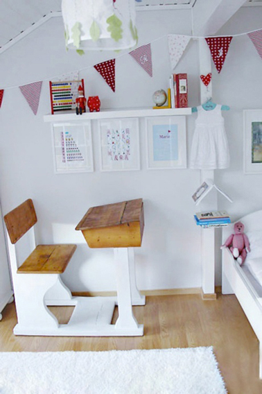 Déco chambre fille/ Un bureau d'écolier repeint en blanc. L'assise du banc et le bureau sont laissés en bois ciré pour apporter une note chaleureuse dans cette chambre toute blanche 