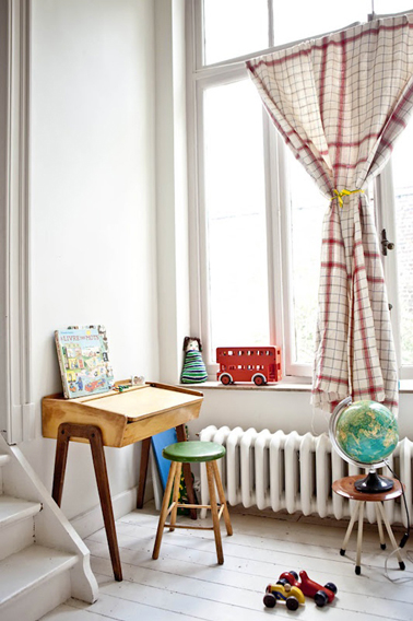 Déco chambre fille. Bureau d'écolier en formica blanc des années 50 assorti à la chaise rose