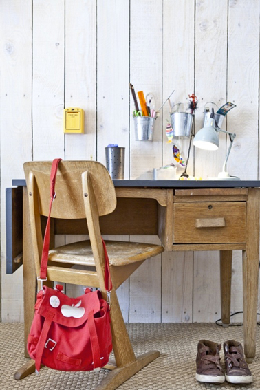 bureau maître d'école dans chambre ado. Plateau en bois ciré et tiroirs peints dans des couleurs toniques
