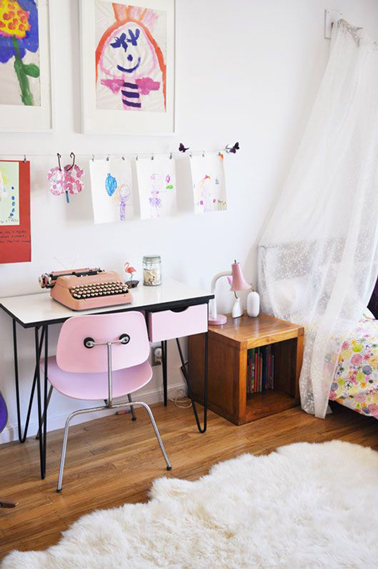 bureau vintage en formica et chaise rose pour la décoration d'une chambre de petite fille