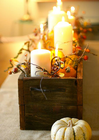Centre de table au couleurs d'Halloween centre de table. composition avec bougies et branchages d'automne dans coffre bois