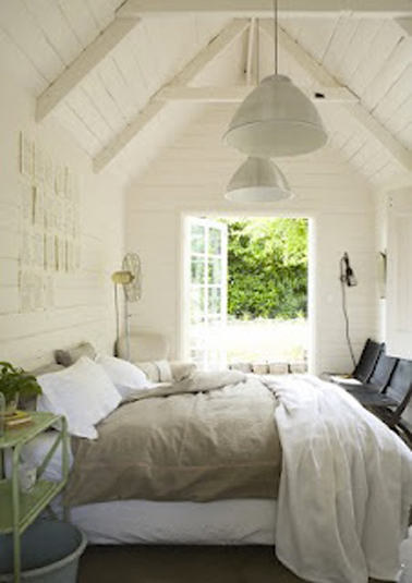Une déco de chambre dans une ancienne ferme à l'atmosphère cocooning avec une peinture murale couleur ivoire et un linge de lit couleur lin et blanc
