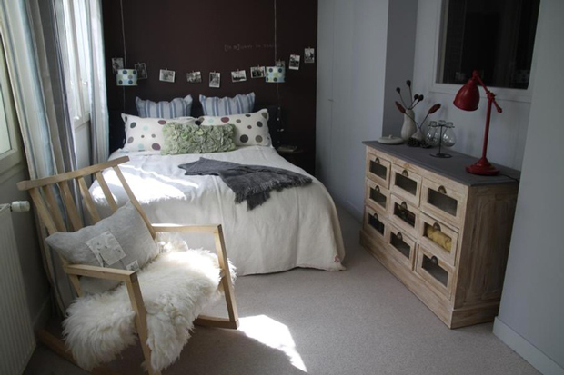 Couleur gris et chocolat dans chambre. Pour augmenter le confort dans une chambre, jouer sur les matières pour le tissu des coussins, housse de couette et plaid