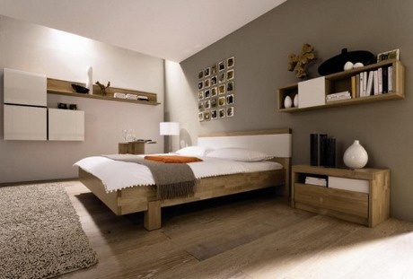 Peinture chambre couleur lin et taupe, parquet lit et chevets en bois clair. linge de lit blanc et plaid taupe
