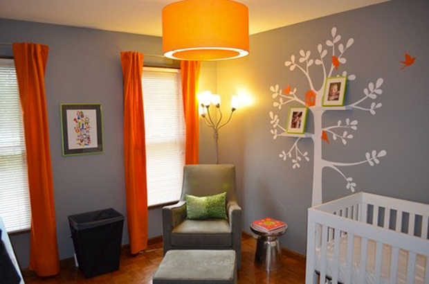 Couleur gris et orange dans chambre bébé. Pour donner du peps à une chambre d'enfant en gris et blanc, ajouter des touches de orange avec les rideaux, la suspension. Ajouter des coussins vert pour le contraste