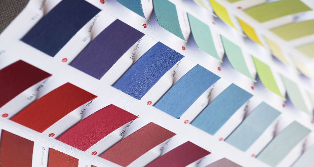 Quelle couleur pour un salon si on veut l'agrandir ? Les teintes de peinture salon influent sur l'impression de volume, découvrez quelle couleur privilégier pour repeindre votre salon.