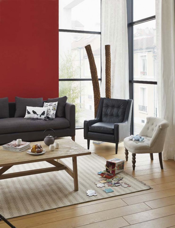 Décoration du salon pour une ambiance épurée avec des touches de couleurs qui apportent une note féminine