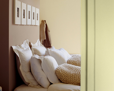 Déco chambre en harmonie de couleurs naturelles avec la peinture taupe sur la tête de lit, une couleur lin sur les autres murs, joliment mis en valeur par les couleurs du linge de lit