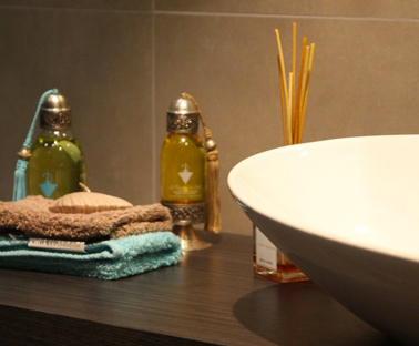 Déco salle de bain. couleur linge de toilette en harmonie avec couleur carrelage et vasque