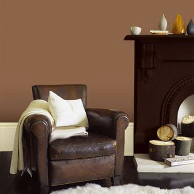 Couleur déco salon pour l'automne. Peinture couleur chocolat, cheminée peinte couleur brun, plaid mohair  couleur ivoire sur fauteuil cuir chocolat