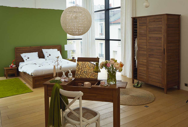 Décoration chambre adulte pour une ambiance zen et naturelle. Lit et meubles en bois, suspension boule blanche, linge de lit couleurs naturelles