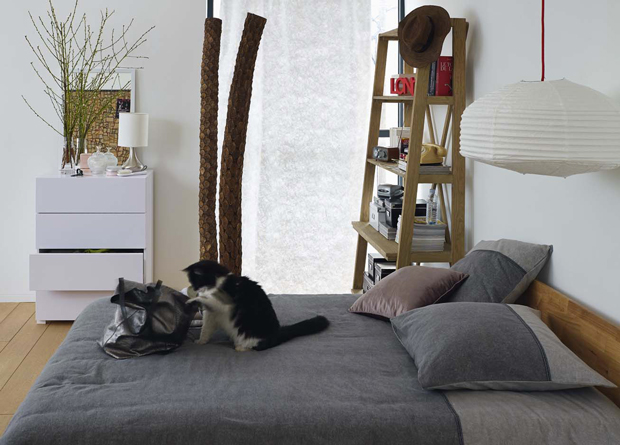 couleur chambre pour une ambiance zen. Housse de couette couleur gris taupe et lin, meuble en bois clair, suspension en papier froissé.