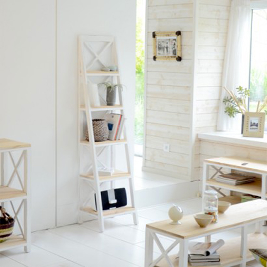 meuble étagères et échelle pour rangement livres et objets de décoration dans le salon en pin, finition peinture blanche 