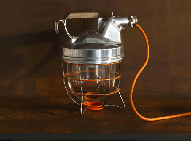 Peindre un meuble avec une peinture effet rouillé. Application en deux couches pour créer l'effet matière. Protéger le meuble des chocs avec un vernis protecteur pour meuble
