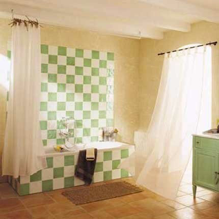 Peindre le carrelage blanc de la salle de bain avec une peinture verte en damier pour lui donner un nouveau look. Avec la même démarche repeindre un meuble en bois avec la même peinture verte jade. 