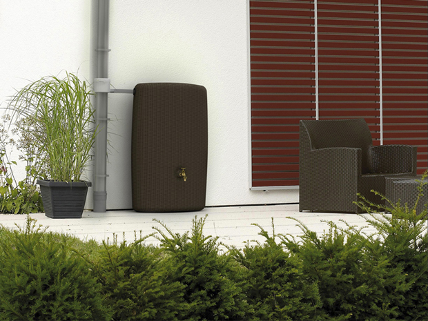 Un récupérateur d'eau de pluie de 300 litres de réserve finition tressée couleur chocolat assorti au solon de jardin