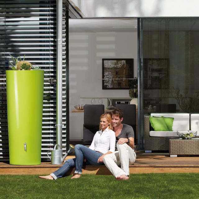Un récupérateur d'eau de pluie qui se confond avec une grande jarre à placer devant la maison de couleur vert apple. Capacité 300L