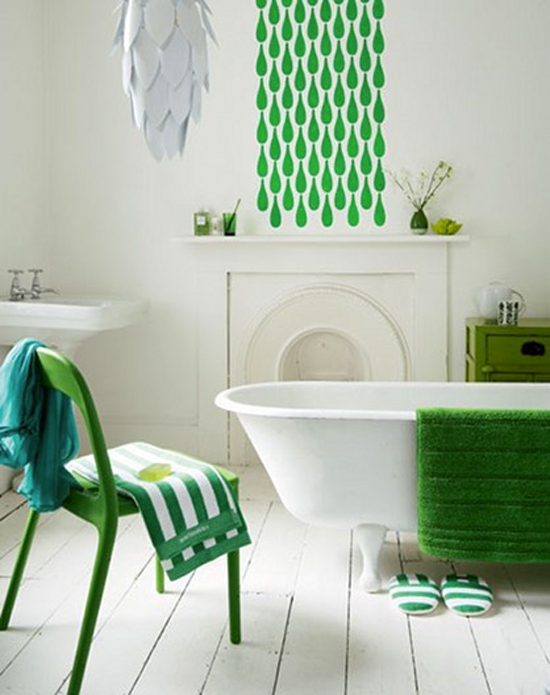Refaire une salle de bain du sol au plafond  en blanc avec des touches de vert gazon pour le sticker, le tapis de bain et la chaise métallique repeinte. 