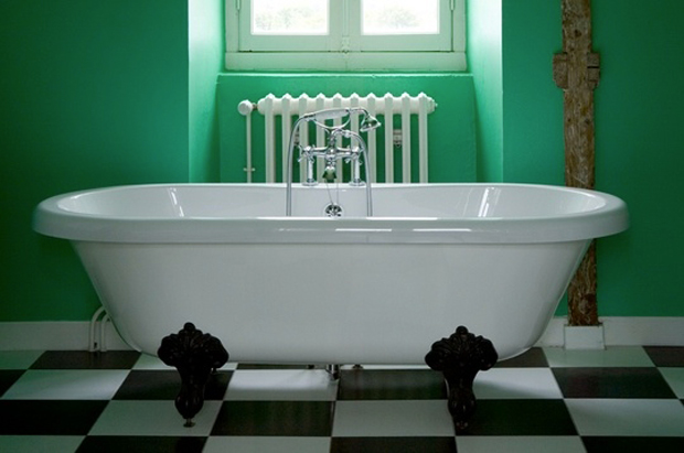 Couleur salle de bain vert et blanc. Une association de couleurs fraiches et relaxantes. couleur peinture vert menthe, baignoire retro blanc pur. Au sol, un carrelage en damier noir et blanc pour compléter le style vintage 