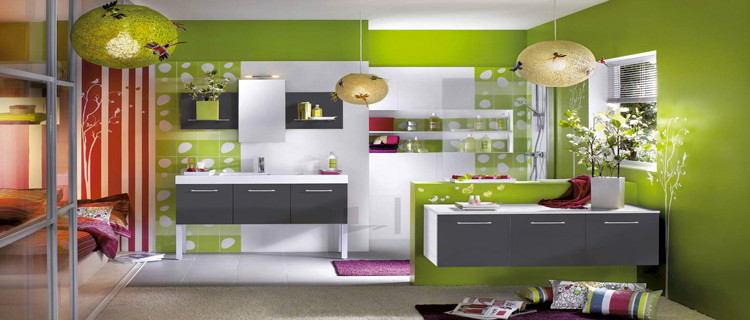 Le vert pour la décoration salle de bain c’est tonique. Meuble, carrelage et peinture se déclinent en nuances de vert avec du gris, du blanc et du bois