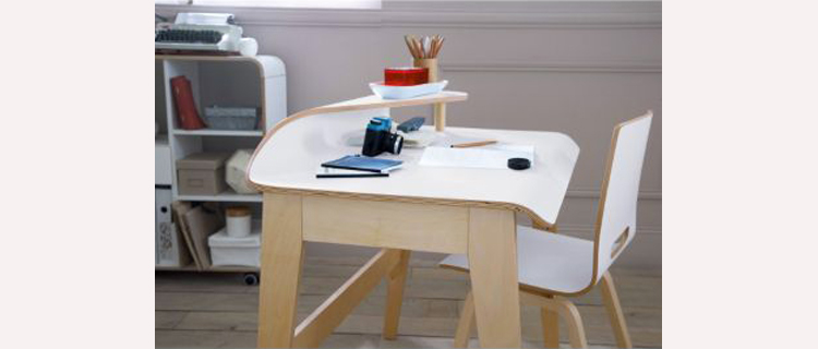 Bureau design en bouleau massif huilé avec un plateau blanc pouvant accueillir un écran d’ordinateur sans rogner sur le plan de travail. Bureau Lohengrin Prix : 219 € chez La Redoute.
